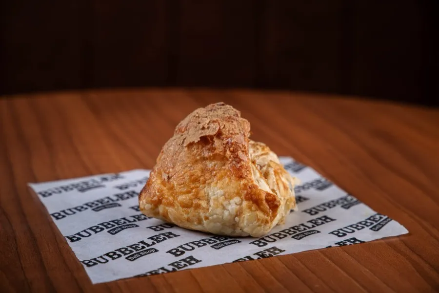 Bureka doce de banana com queijo meia cura
