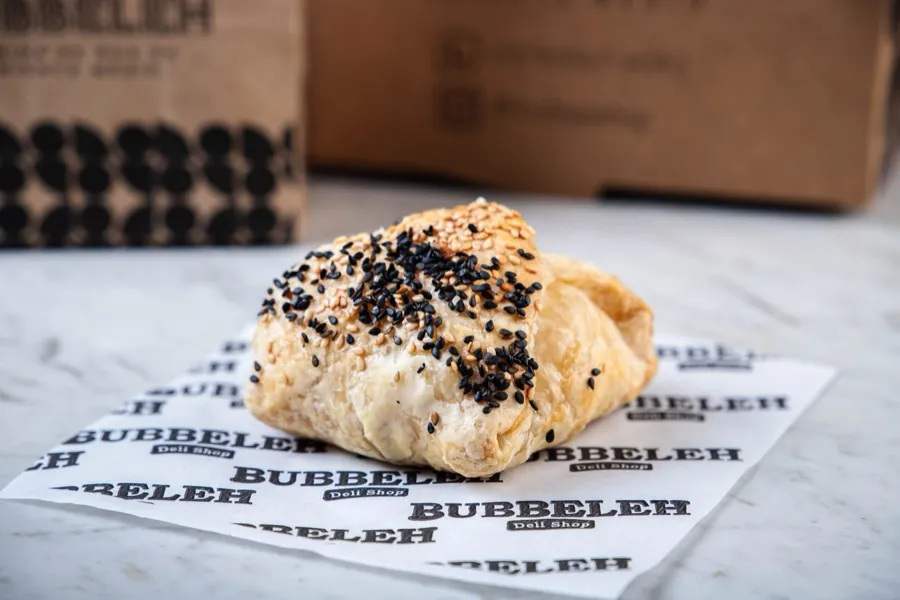 Bureka de espinafre com ricota e queijos