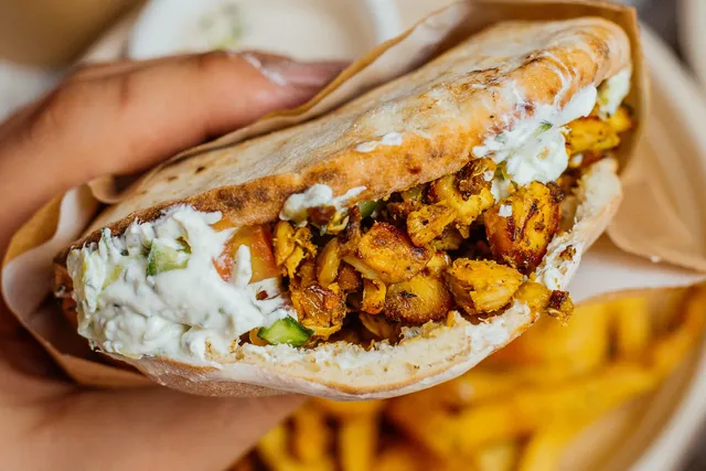 Gyros do Bubbeleh: carne grega fatiada no pão pita com tzatziki e salada israelense