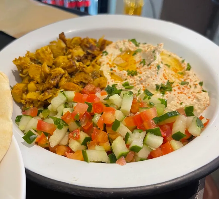 No prato com falafel