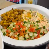 No prato com falafel