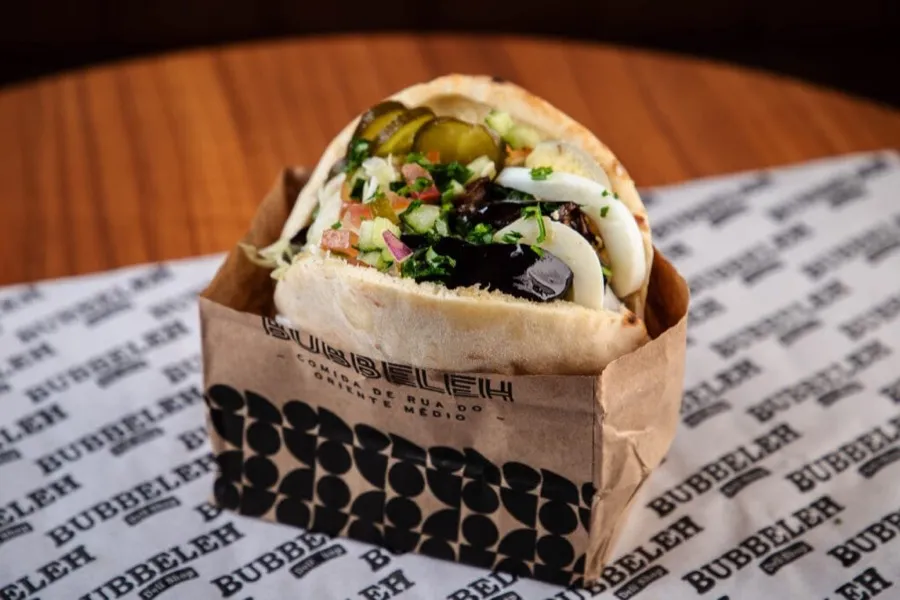 Sabich do Bubbeleh: pão pita com berinjela frita, ovo cozido, salada israelense e tahine