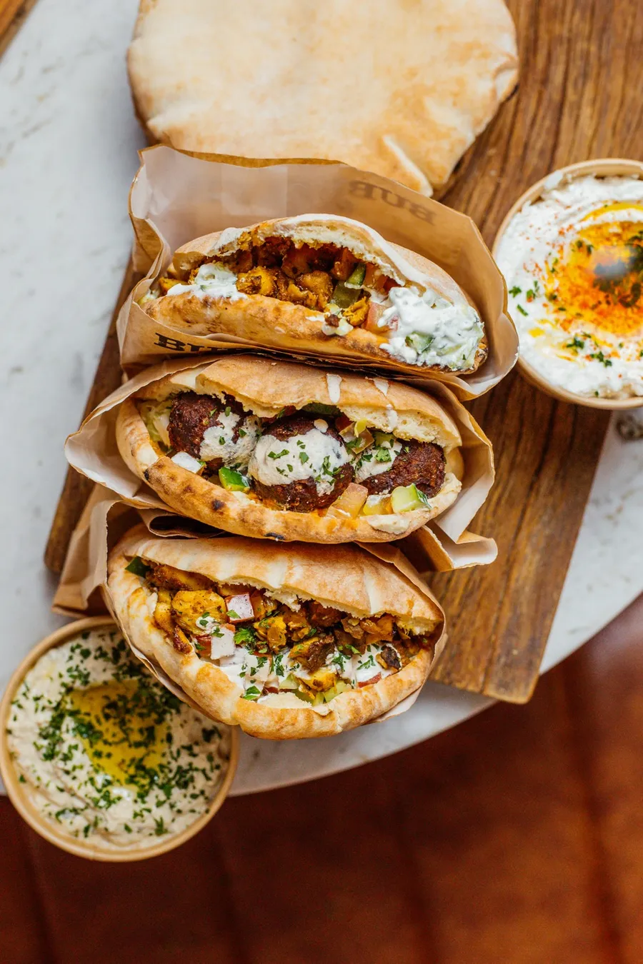 Falafel, shawarma e gyros do Bubbeleh servidos juntos